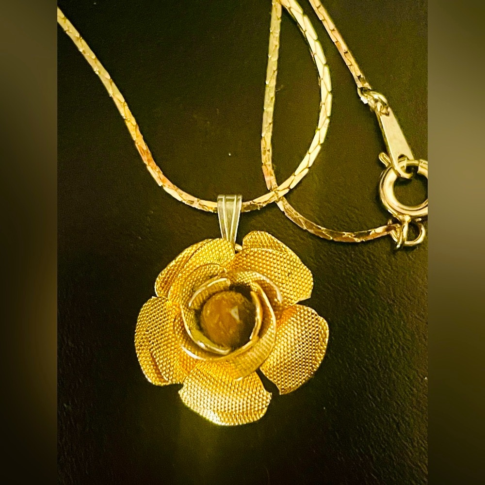 Vintage Gold Tone Floral Rose Pendant Necklace - Picture 6 of 13